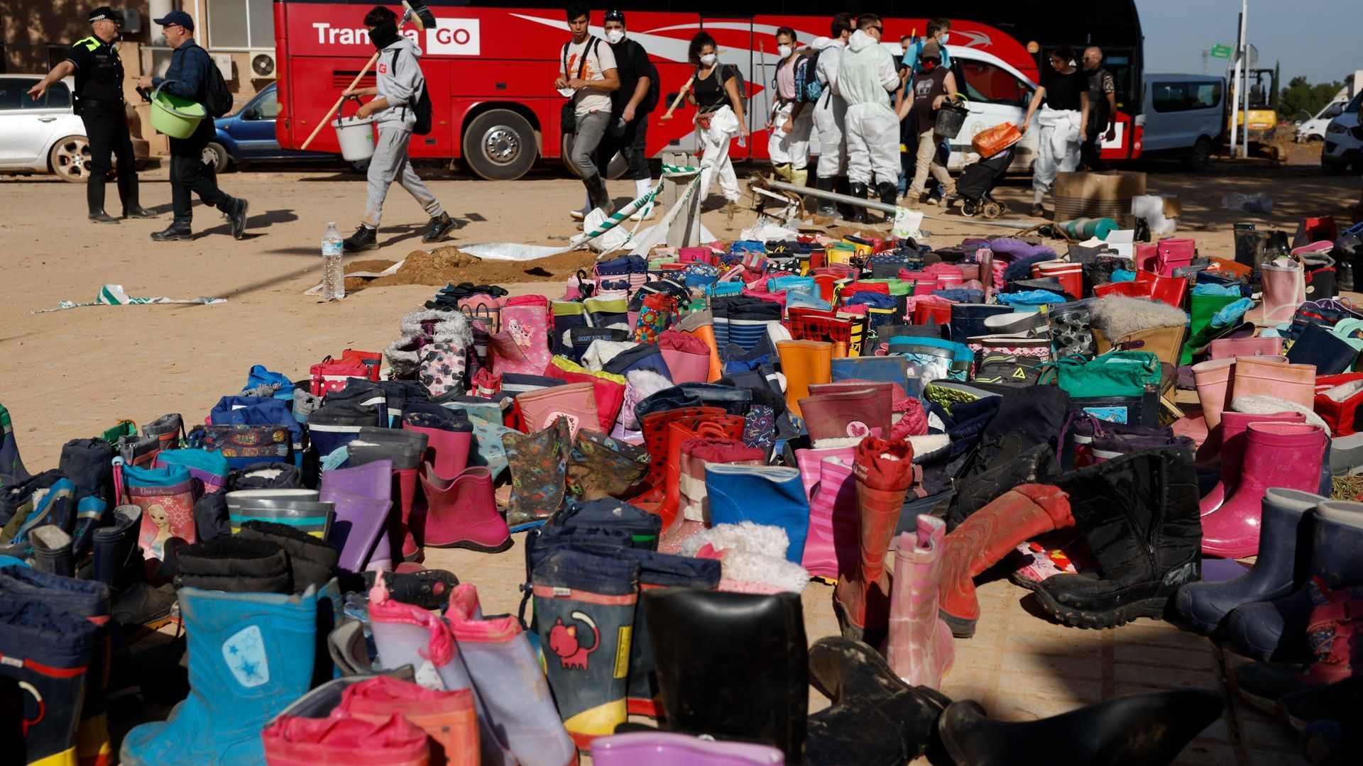 Zapatería improvisada en Paiporta creada por voluntarios tras la DANA