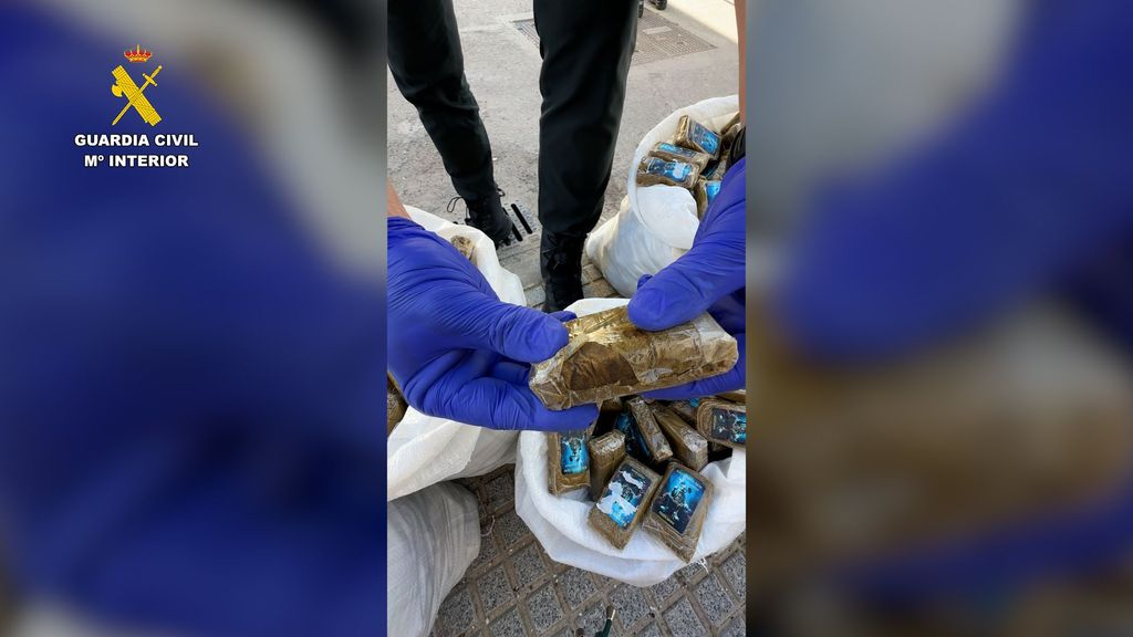 Agentes de la Guardia Civil comprueban la droga incautada