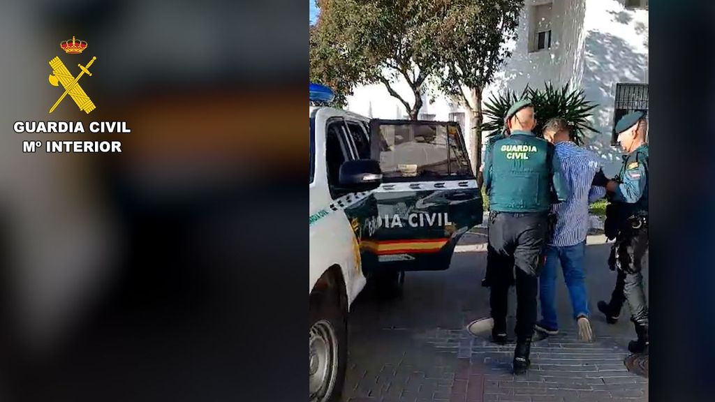 Agentes de la Guardia Civil se llevan al detenido