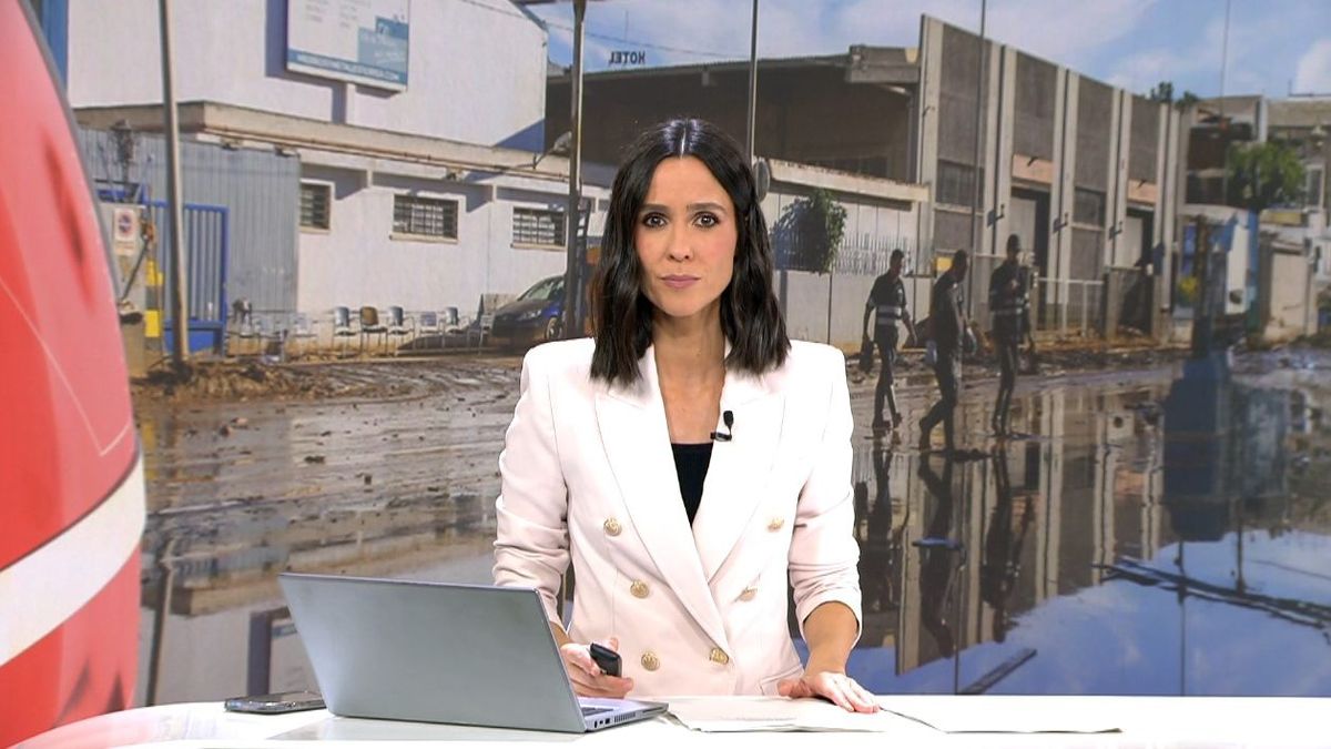 Alba Lago, presentadora de Noticias Cuatro 14 horas