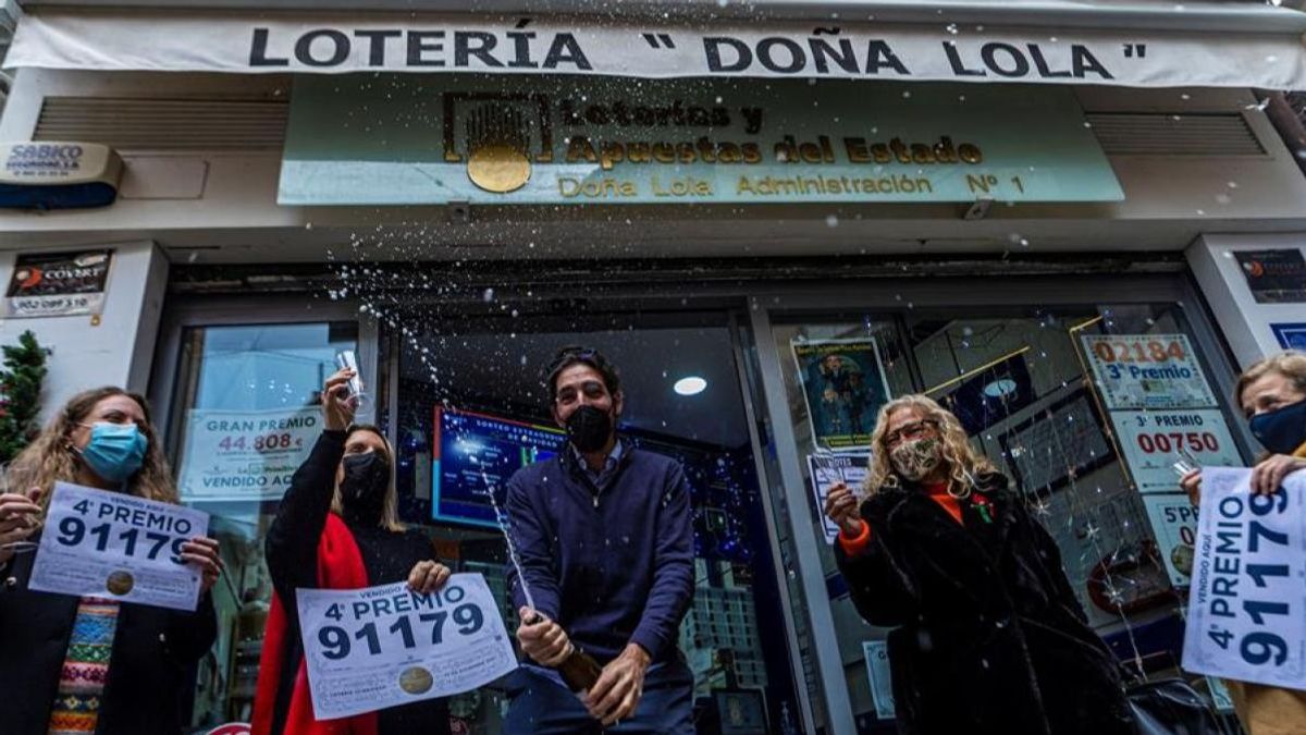 Celebrando un 4º premio de la Lotería de Navidad frente a la Lotería Doña Lola