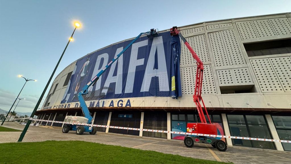 Comienzan a colocar la lona en el Estadio de Atletismo Ciudad de Málaga