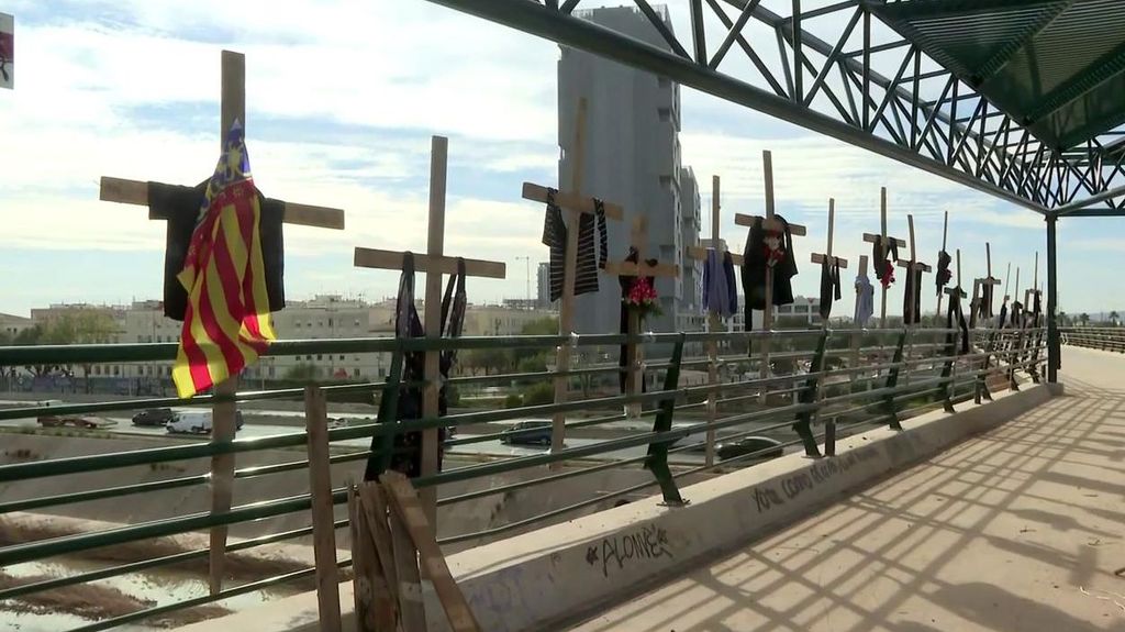 El ‘puente de la Solidaridad’ se llena de cruces: homenaje a las víctimas de la DANA