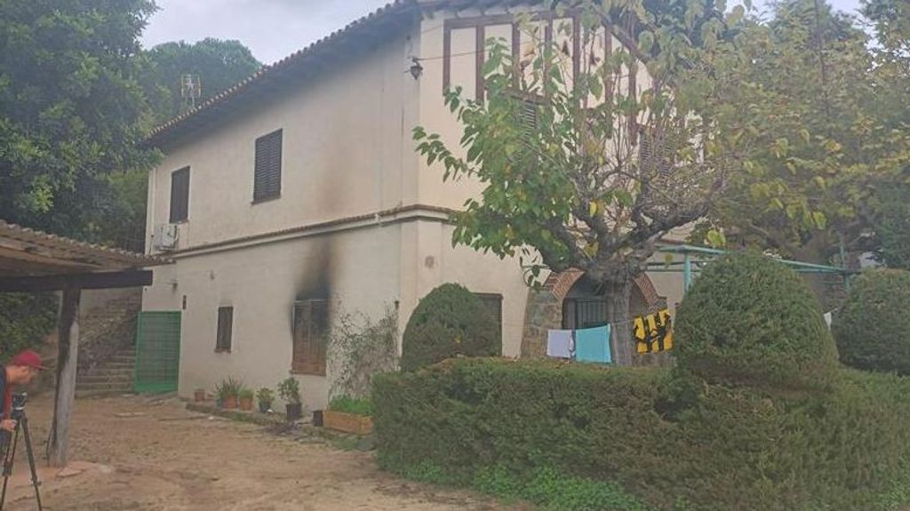 Investigan la muerte violenta de un padre y su hijo tras un incendio en su casa de Arenys, Barcelona