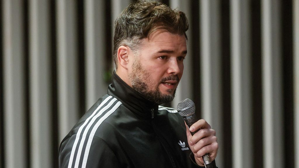 La polémica viral sobre el look de Gabriel Rufián al llegar al Congreso de los Diputados: chándal, deportivas y gafas de sol