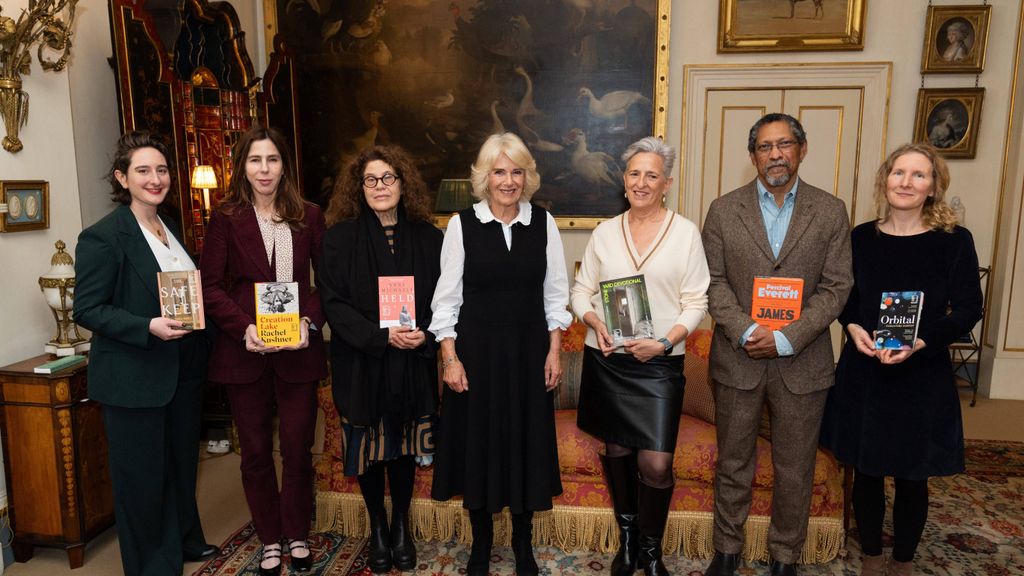 La reina Camila posa con los participantes del Premio Booker