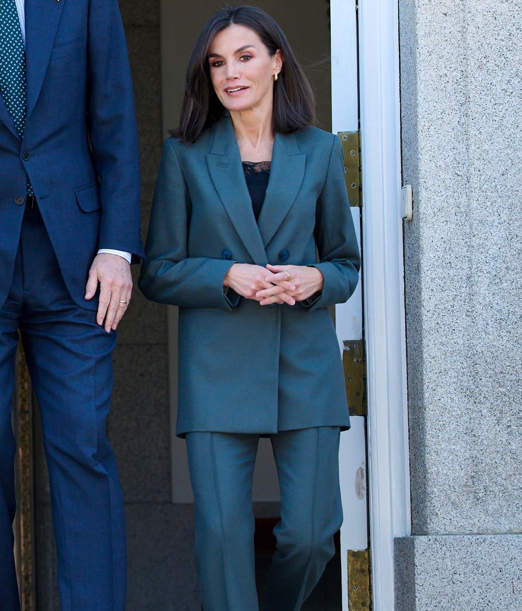 La reina Letizia luciendo el traje en febrero durante su reunión con Santiago Peña