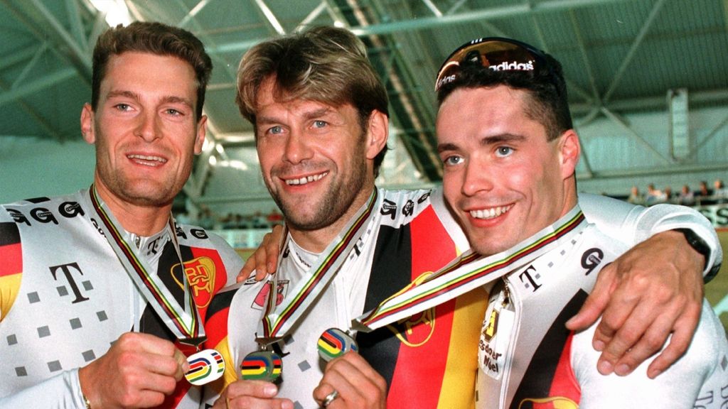 Los ciclistas Jens Fiedler, Yves Lausberg y Michael Huebner muestran la medalla de plata en los Mundiales de Ciclismo en Mánchester.