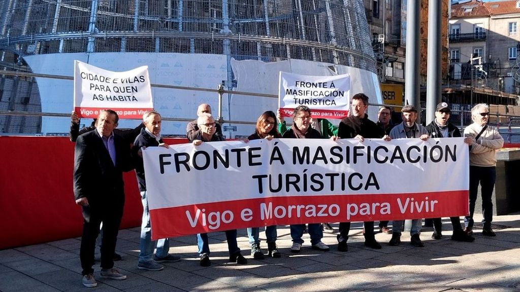 Manifestantes contra la "masificación turística" en Vigo, Pontevedra