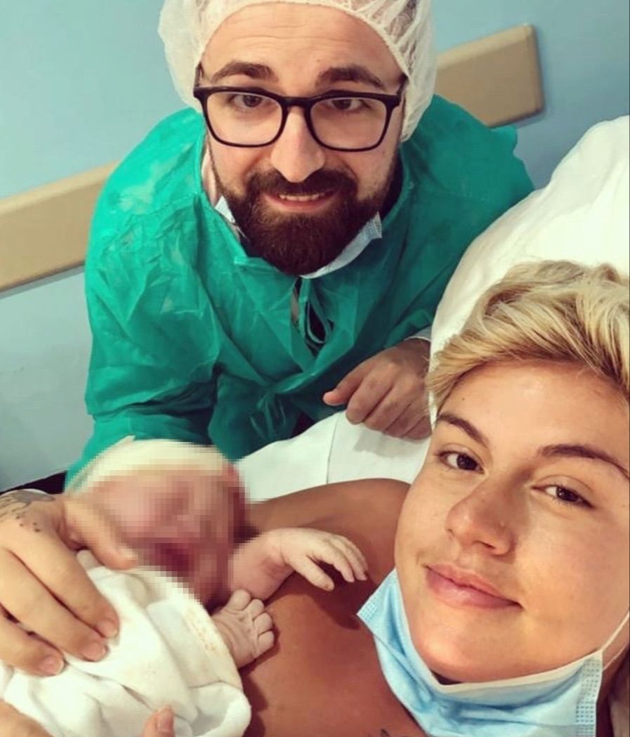 Marina junto a su marido tras dar a luz a su hija