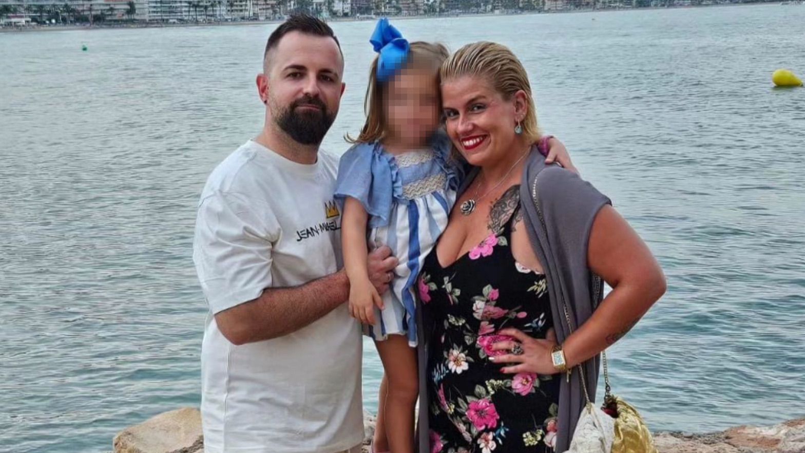 Marina junto a su marido y su hija Nerea