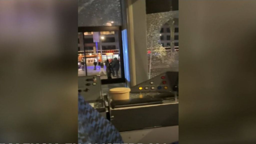 Ola de violencia en Ámsterdam: grupos radicales antisemitas destrozan el tranvía de la ciudad