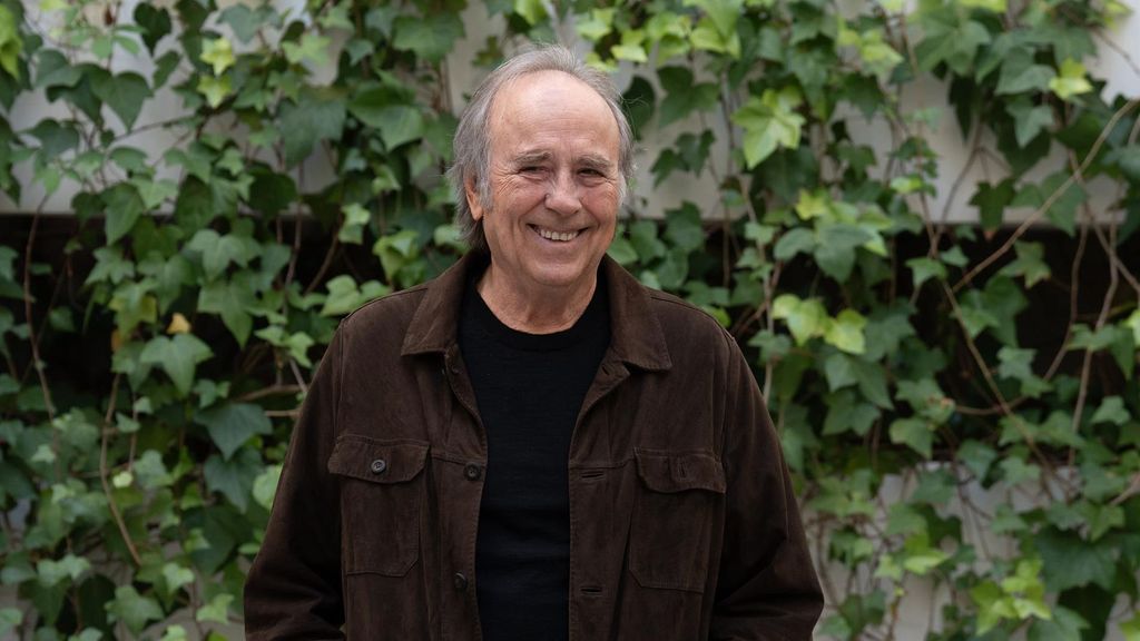 Serrat vuelve a los escenarios junto a Estopa en un concierto en Barcelona para recaudar fondos