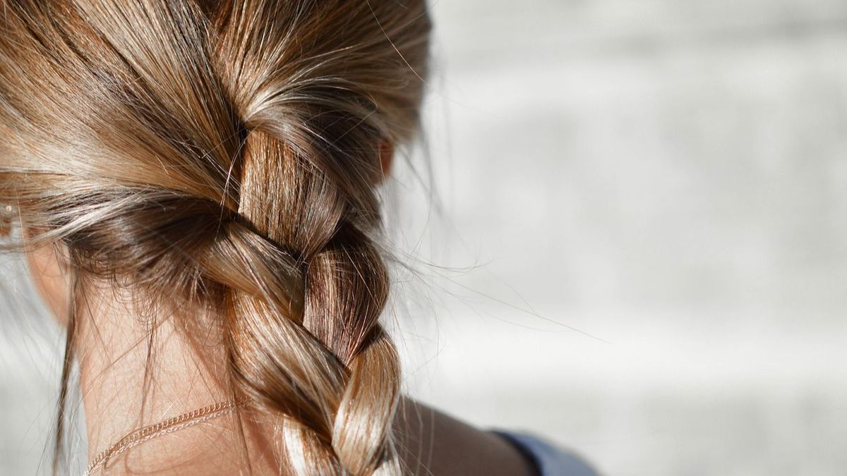 Una mujer con una trenza.