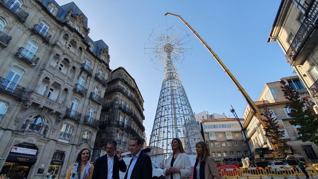 Vigo culmina el montaje del árbol de Navidad, que "llegará a Marte", en un bosque luminoso que "dará la vuelta al mundo"