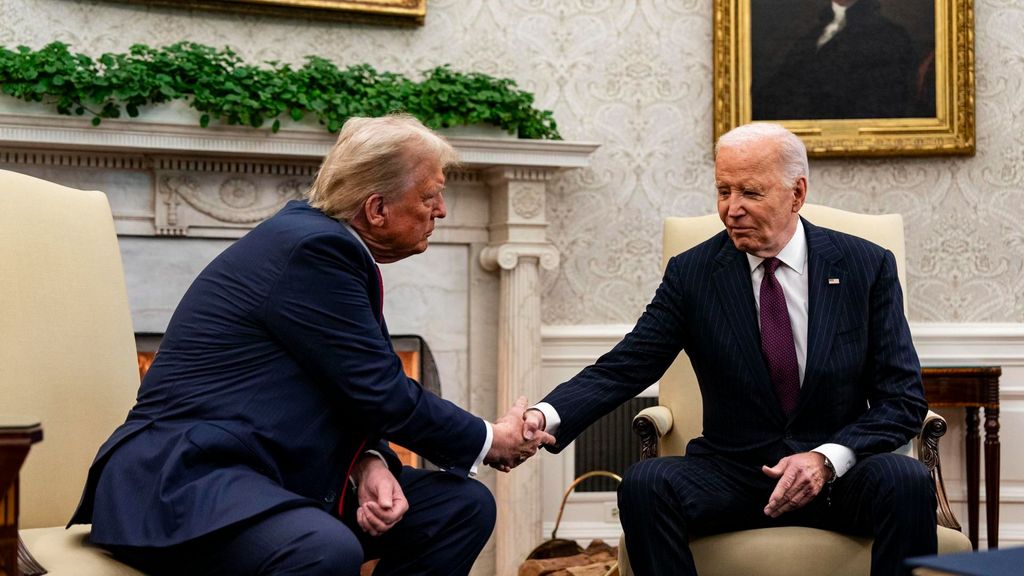 El apretón de manos de Donald Trump y Joe Biden: ambos se reúnen para realizar el traspaso de poderes