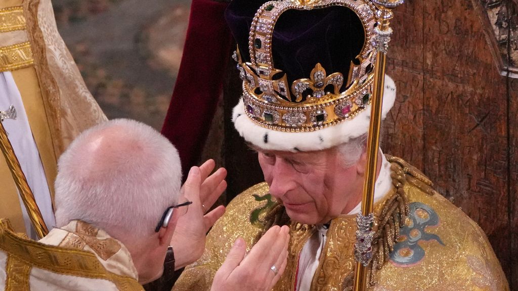 El arzobispo Justin Welby y Carlos III en la coronación del rey de Reino Unido.