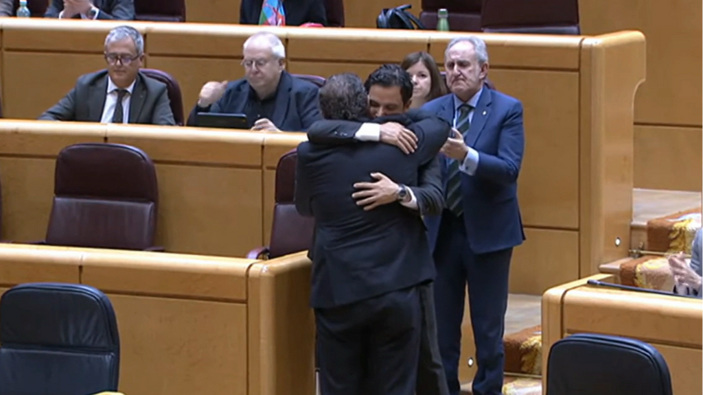 El emotivo abrazo entre un senador del PP y otro del PSOE por la DANA: "Tenemos que dar una lección de unidad"