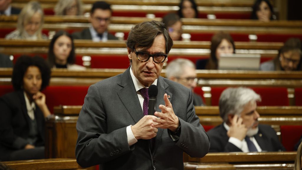 El presidente de la Generalitat, Salvador Illa, durante una sesión de control en el Parlament de Cataluña