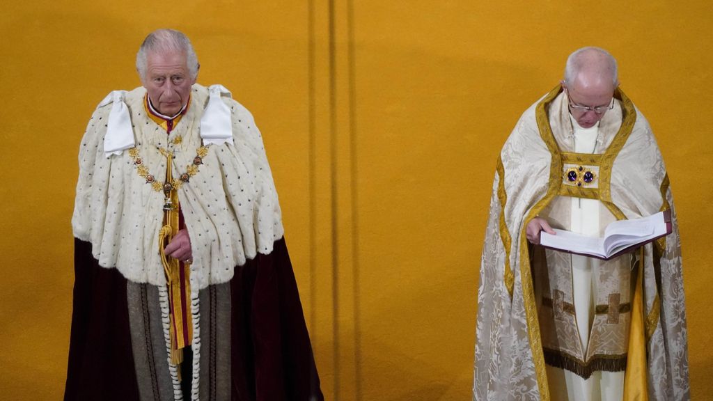 El rey Carlos III y el arzobispo en la coronación del monarca,