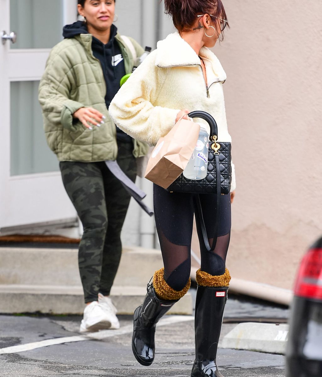 La actriz Sarah Hyland con botas Hunter