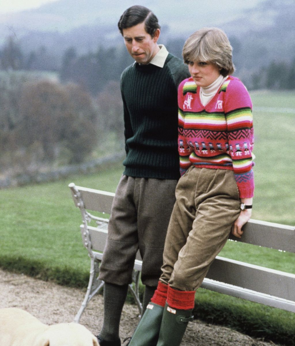 Lady Di posando junto a Carlos III y luciendo unas botas Hunter