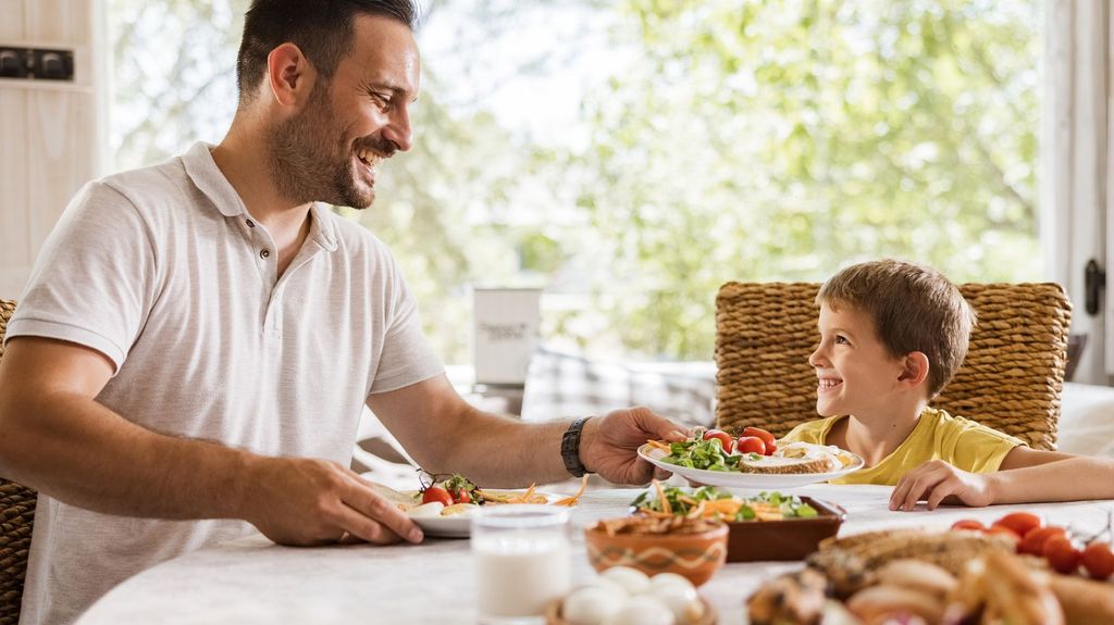 ¿Niños y adultos deben comer igual?