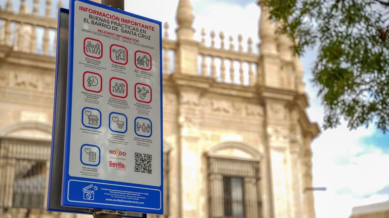 Nuevas señales de convivencia para turistas en el centro de Sevilla