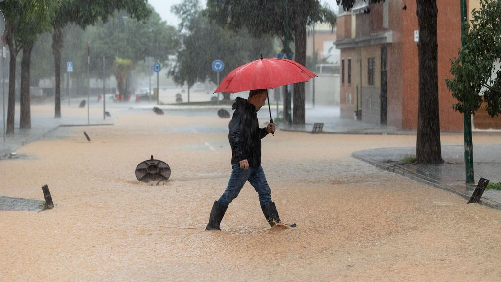 ¿Puedo quedarme en casa y no ir a trabajar si hay alerta roja por la DANA?: esto es lo que dice la ley