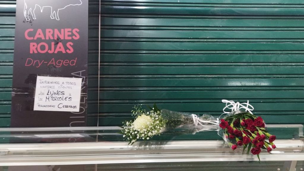 Puesto de carne que la víctima regentaba en el Mercado de Abastos de Santiago, donde depositaron flores