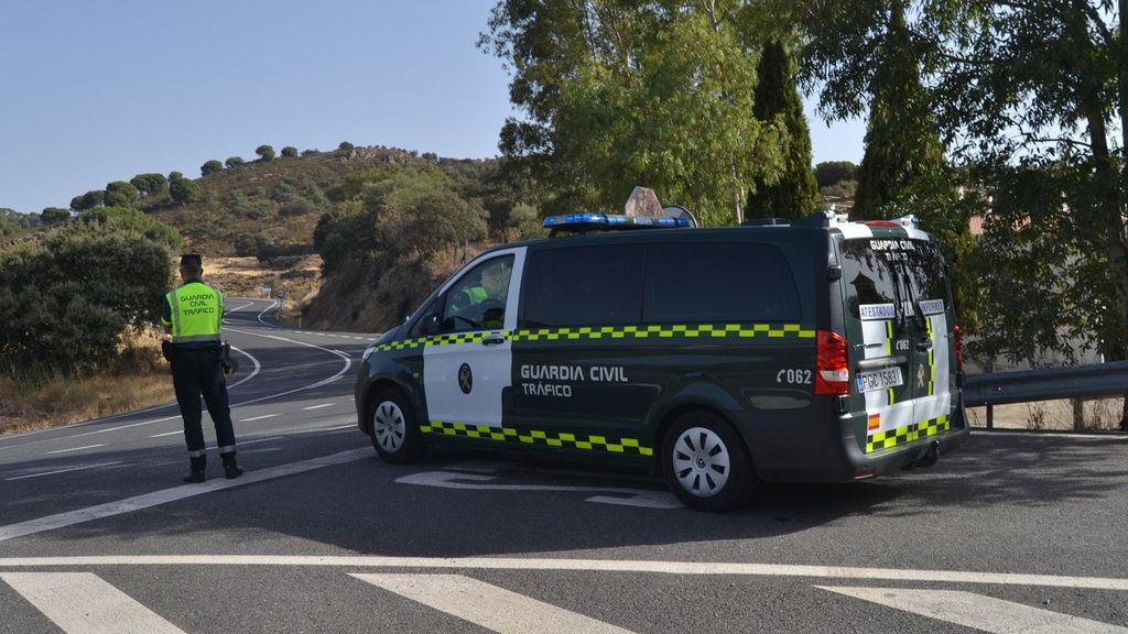 Una patrulla de la Guardia Civil perteneciente al Destacamento de Tráfico