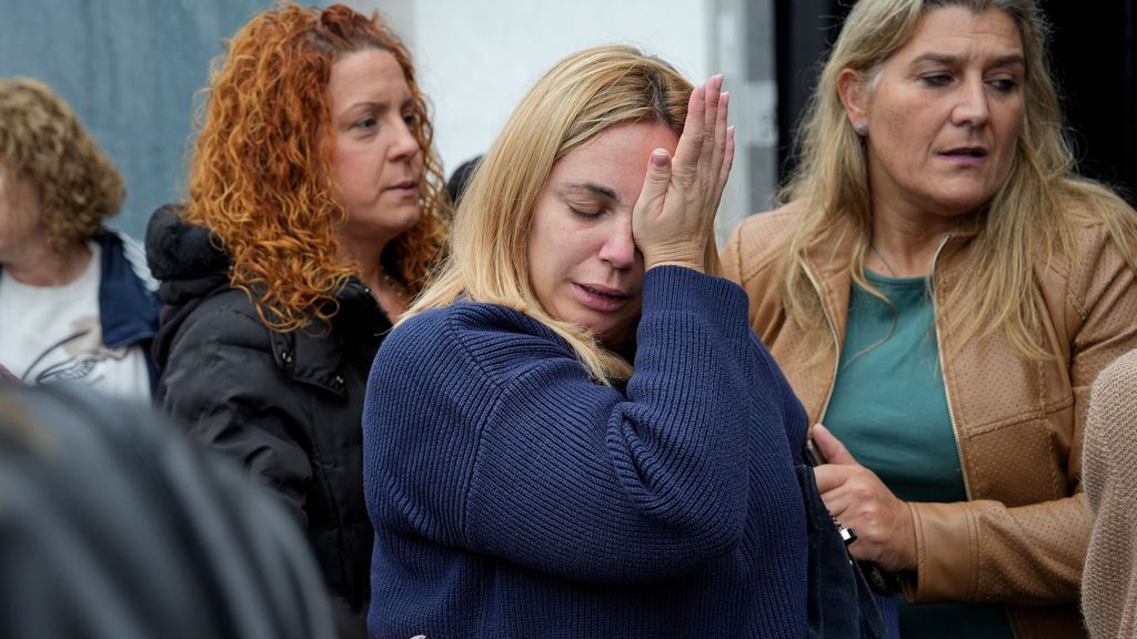 Varias personas durante un minuto de silencio por el presunto homicidio por violencia de género en Baiona, Pontevedra