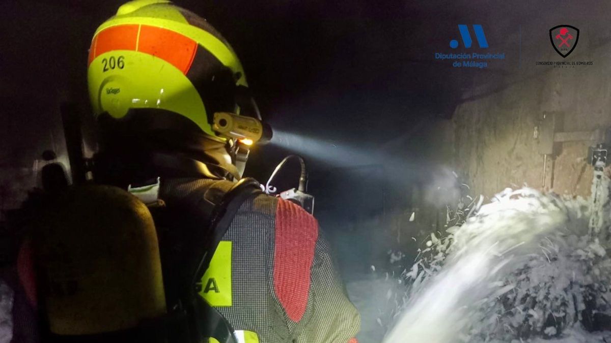 Bombero del Consorcio Provincial de Málaga en otra intervención (archivo)