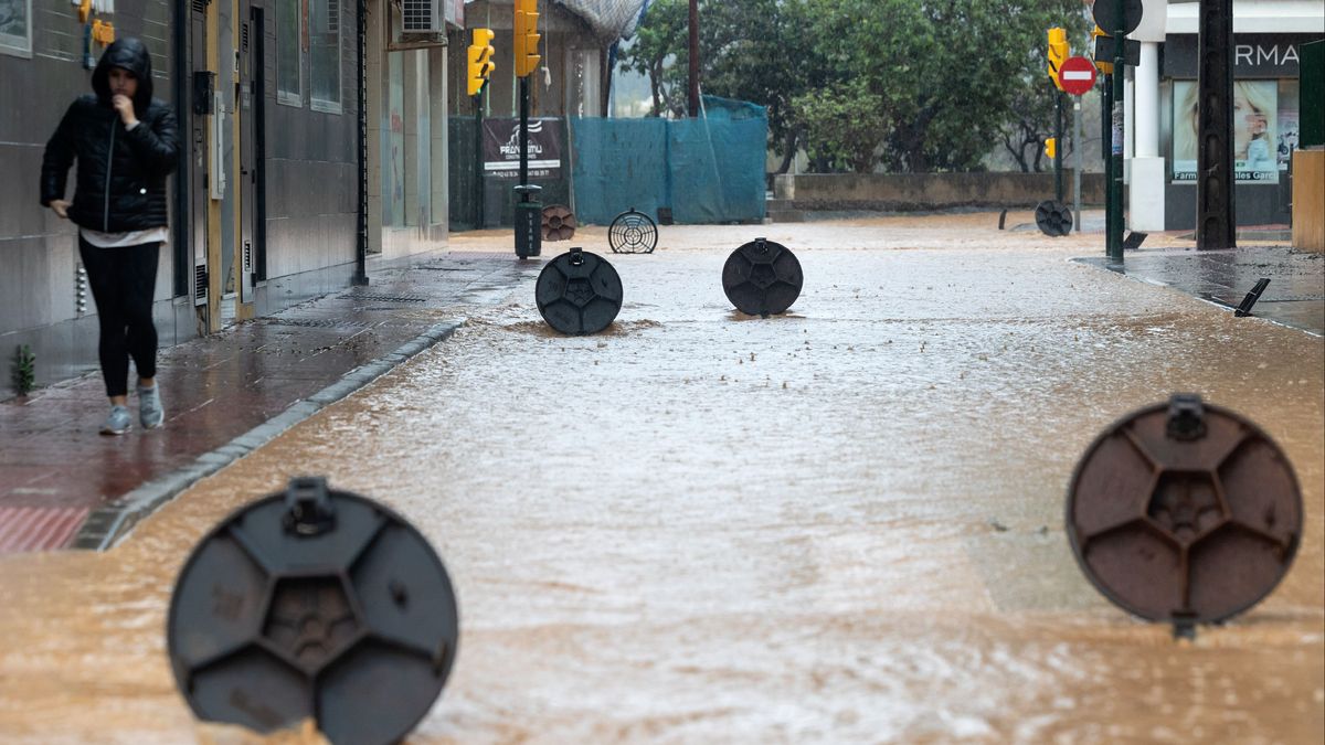 Cantarillas abiertas en una calle de la barriada de Campanillas en Málaga