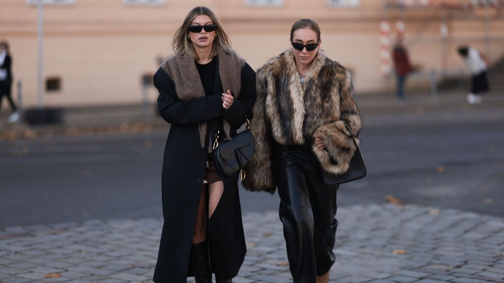 Dos mujeres con dos abrigos al estilo de las pijas madrileñas