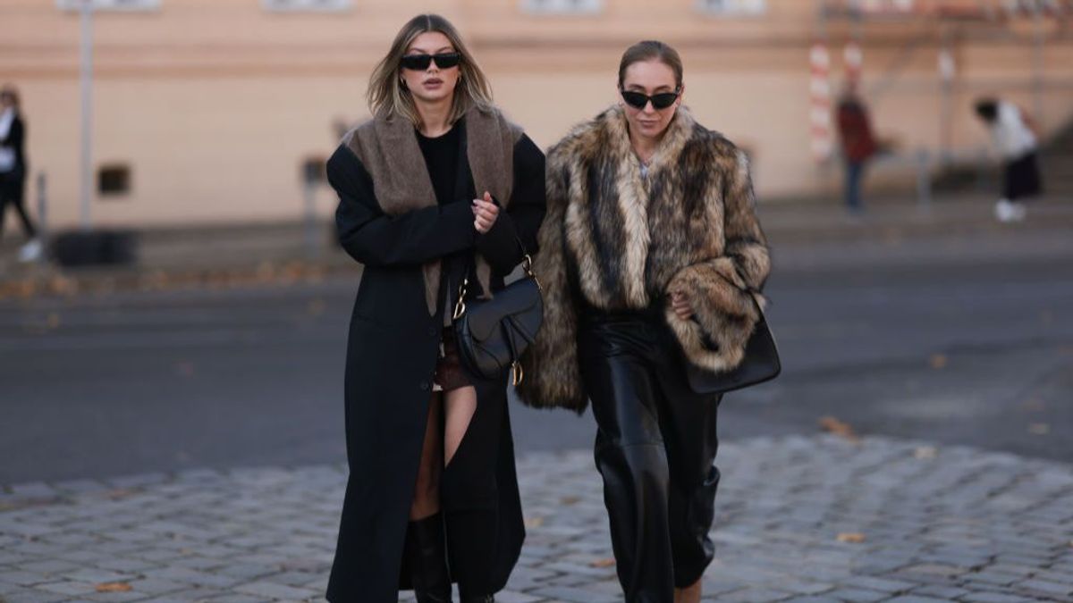 Dos mujeres con dos abrigos al estilo de las pijas madrileñas