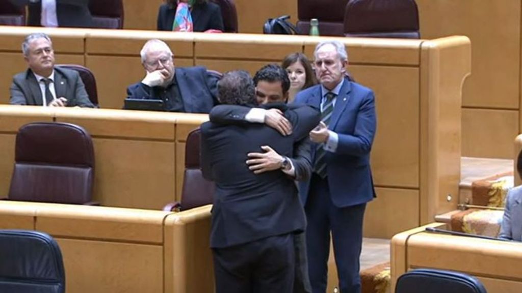 El abrazado entre un senador del PSOE y otro del PP en plena polémica por la gestión de la DANA