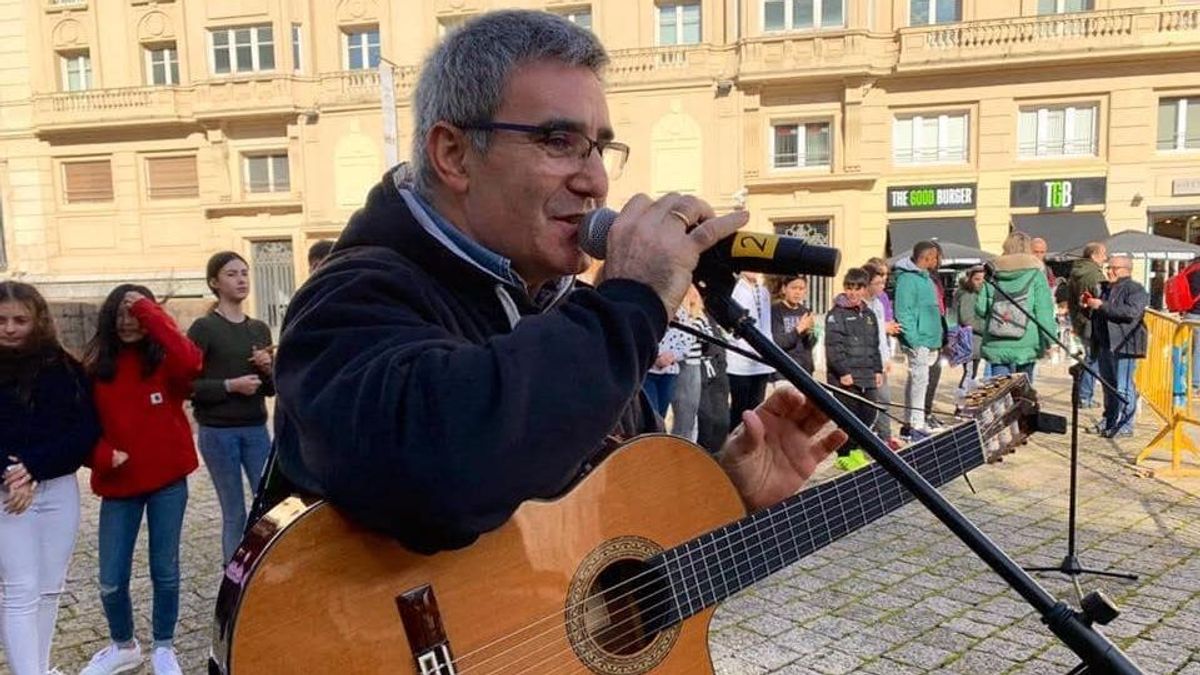 J.J es José Javier Ruiz de Eguílaz, conocido profesor y religioso del colegio San Viator.