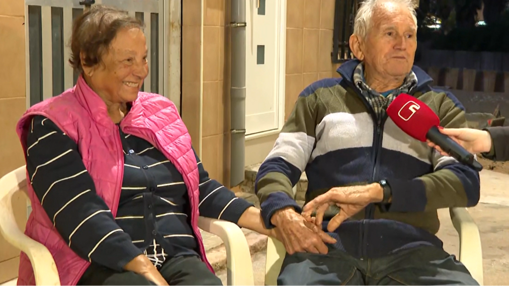 La emoción de Pepe y Lola, la pareja de Massanassa que toma el fresco y admira el trabajo de los voluntarios