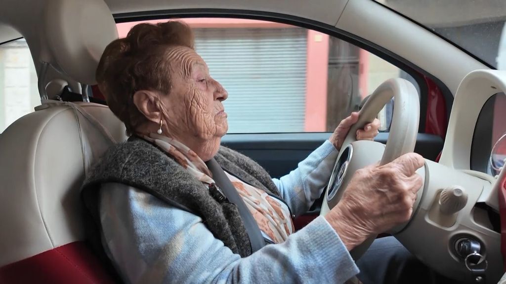 La Iaia Angeleta, la influencer que conduce a sus 93 años: "En el coche se me pasan los males"