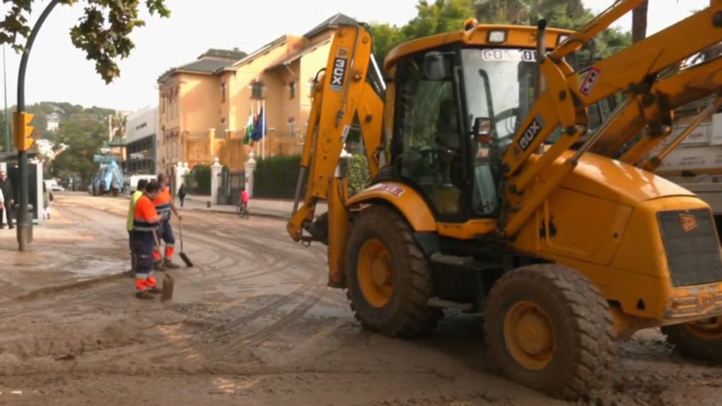 Operarios limpian las calles en Málaga capital tras el paso de la DANA