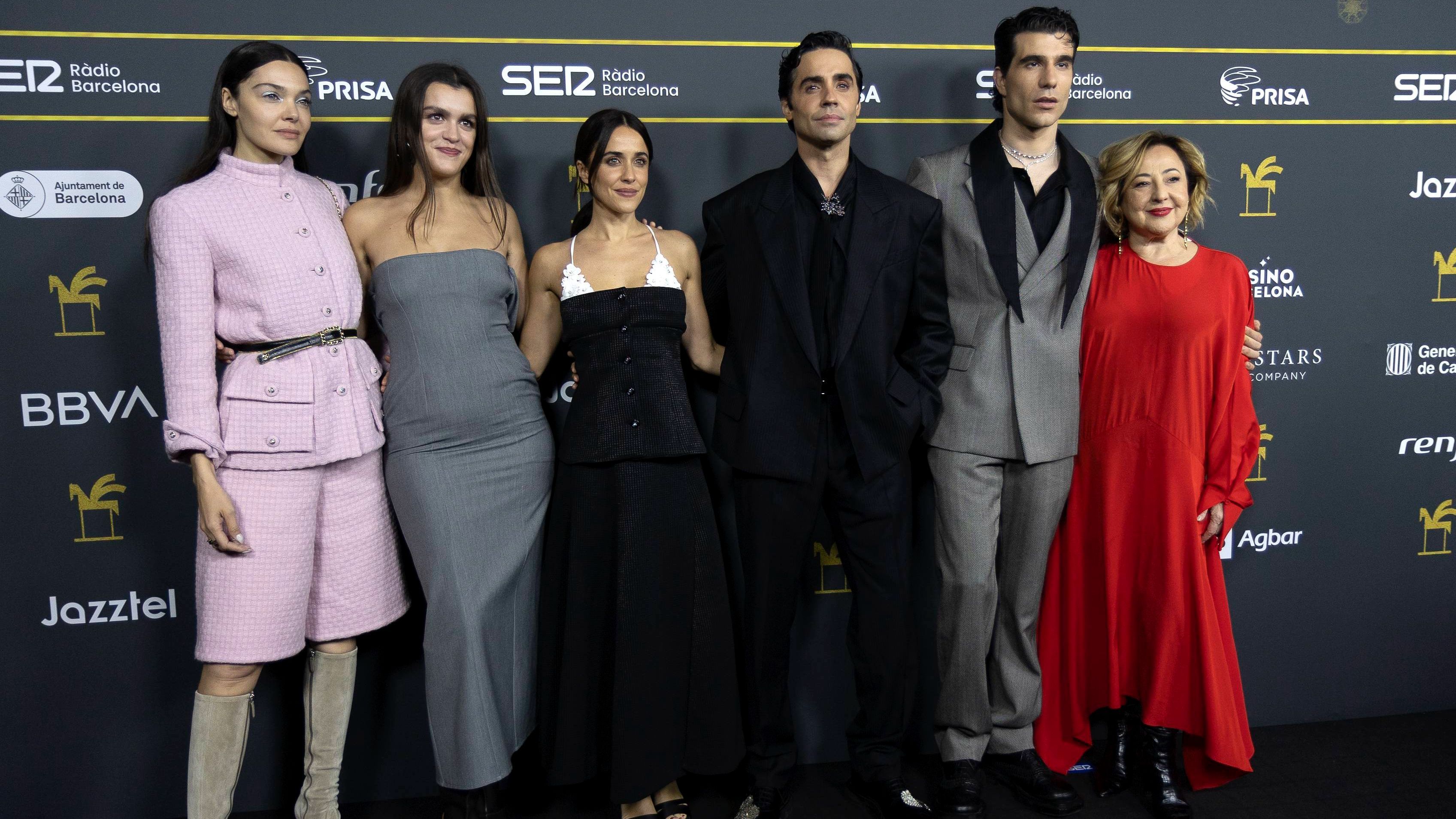 Parte del reparto de 'La Mesías'