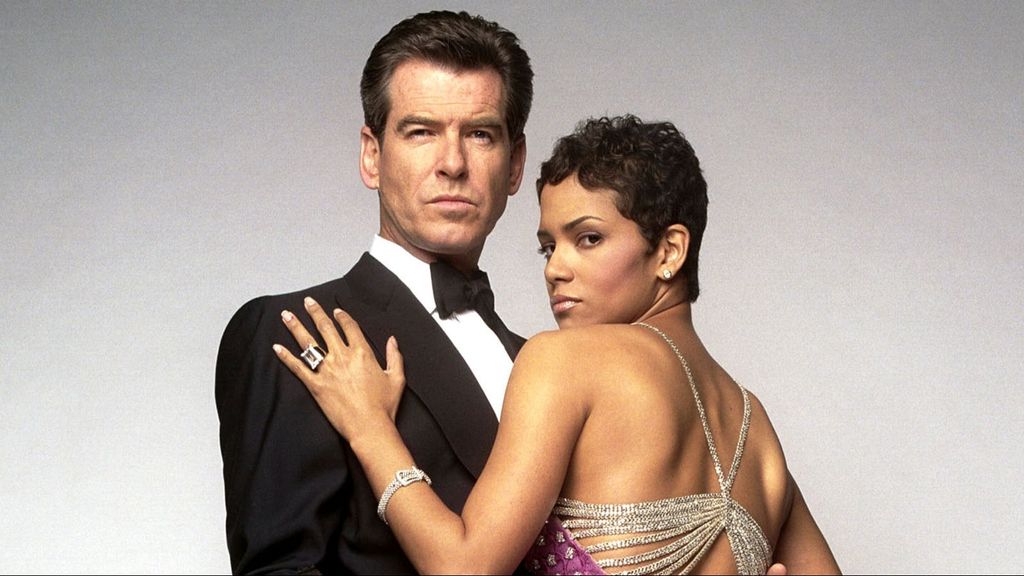 Pierce Brosnan y Halle Berry, protagonistas de ‘Muere otro día’, una de las entregas más locas de James Bond.