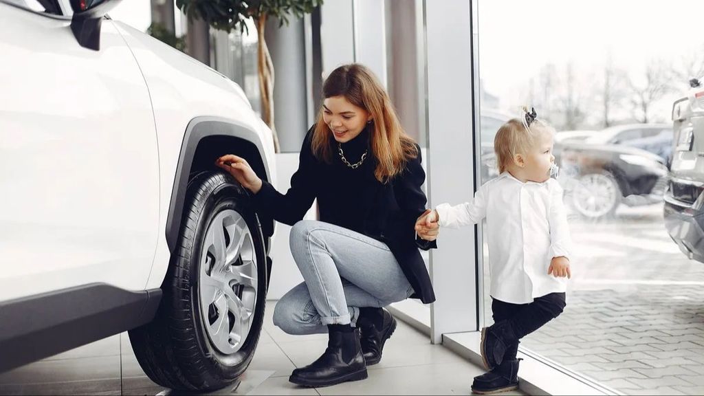 Revisando un coche antes de la compra