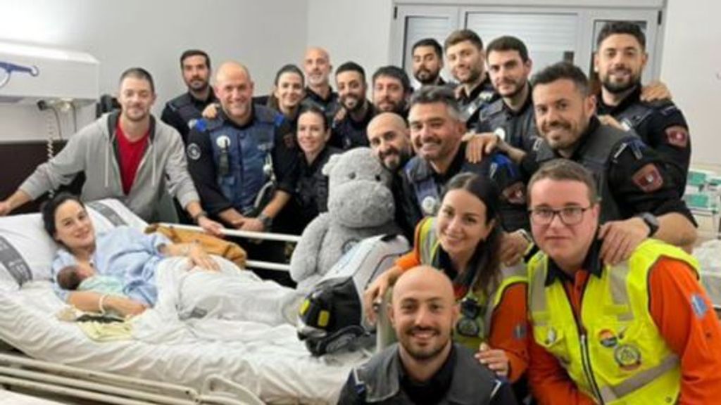 Sanitarios y policías desplegados por la DANA atienden el inicio de un parto en una calle de Alfafar