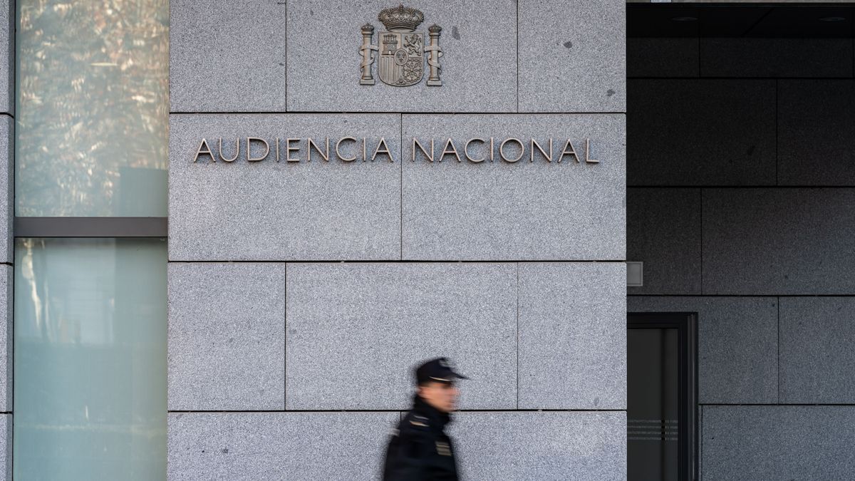 Un agente de Policía Nacional camina frente a la Audiencia Nacional