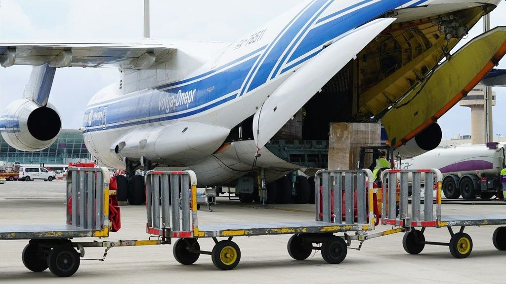 Un trabajador del aeropuerto de Palma, hospitalizado en estado crítico tras ser atropellado en las pistas por un remolque de aviones