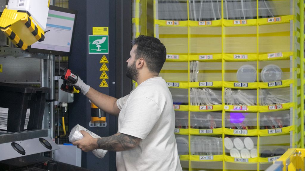 Un trabajador en un centro Logístico de Asturias.