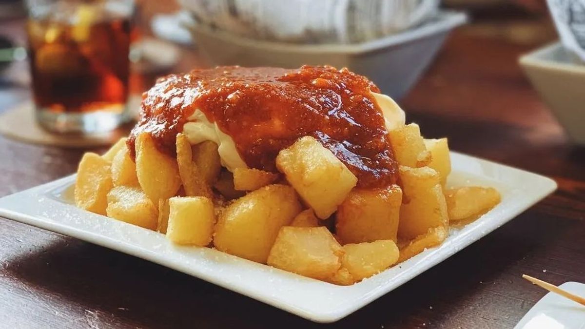 Una buena ración de patatas bravas