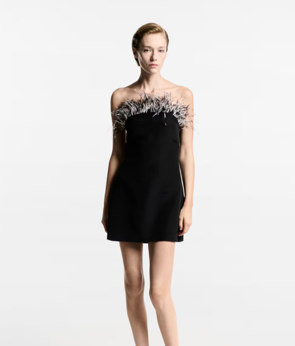 Vestido con plumas blancas y negras y escote palabra de honor